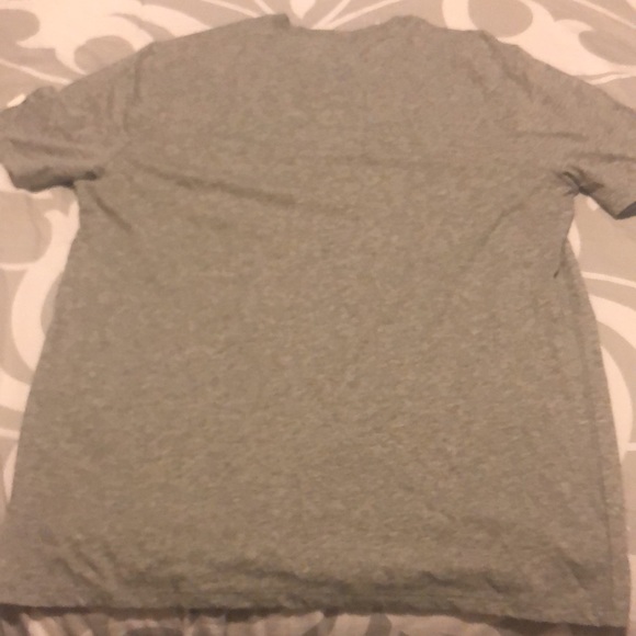 NWT Vince unisex v neck T-shirt in gray - Picture 3 of 5